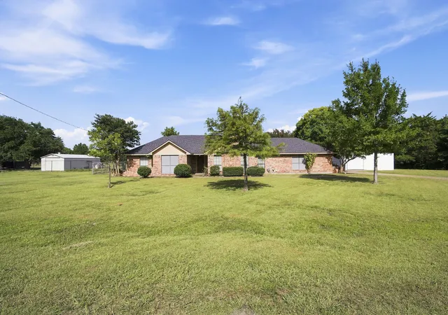 4th image of 112 Deborde Cir, Red Oak, TX 75154 | MLS# 21310359