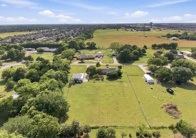 5th image of 112 Deborde Cir, Red Oak, TX 75154 | MLS# 21310359