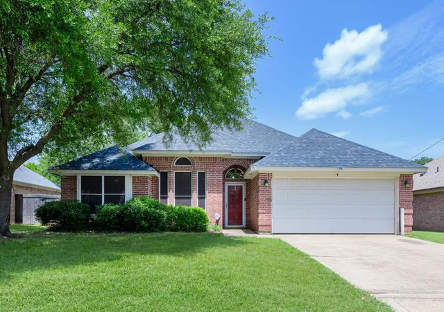 Photo 1 of Single family home for sale at 1510 Berry Patch Ln, Granbury, TX 76048 | MLS# 21310552 | Listing updated on 2026-08-21