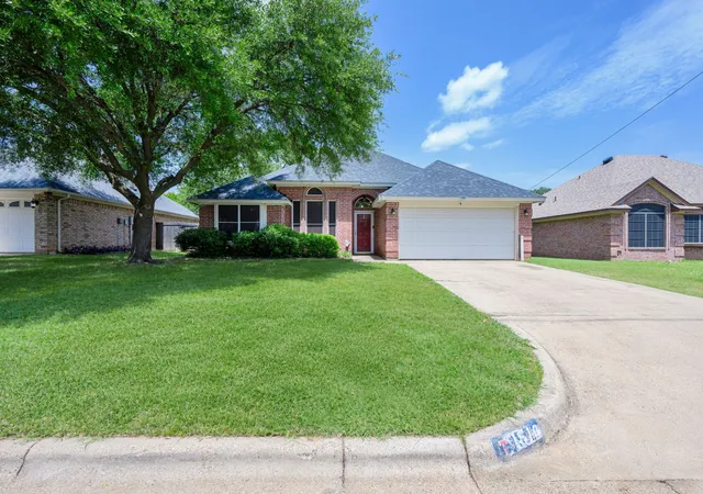 Photo 3 of Single family home for sale at 1510 Berry Patch Ln, Granbury, TX 76048 | MLS# 21310552 | Listing updated on 2026-08-21