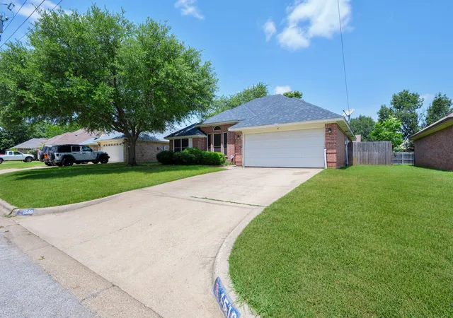 Photo 4 of Single family home for sale at 1510 Berry Patch Ln, Granbury, TX 76048 | MLS# 21310552 | Listing updated on 2026-08-21