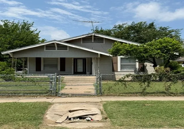 Single family home for sale at 2203 Pearl Ave, Fort Worth, TX 76164 | MLS# 21310595