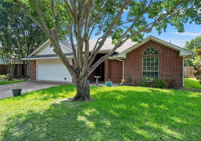 Photo 2 of Single family home for sale at 10604 Sierra West Dr, Waco, TX 76712 | MLS# 21310127 | Listing updated on 2026-07-06