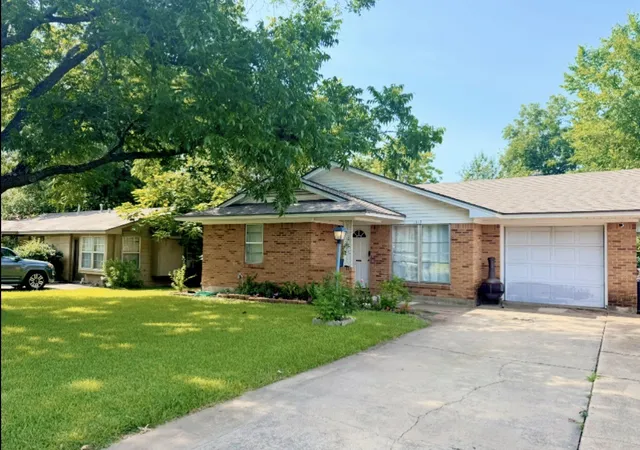 Photo 2 of Single family home for sale at 1112 Laguna Dr, Denton, TX 76209 | MLS# 21310624 | Listing updated on 2026-08-17