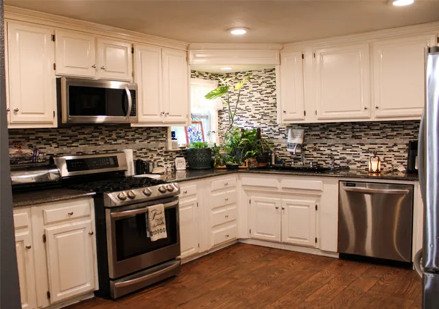 Photo 3 of Single family home for sale at 110 N Cherry Ln, Granbury, TX 76048 | MLS# 21310652 | Listing updated on 2026-08-17