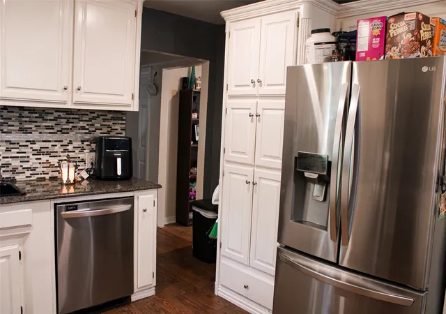 Photo 3 of Single family home for sale at 110 N Cherry Ln, Granbury, TX 76048 | MLS# 21310652 | Listing updated on 2026-08-17