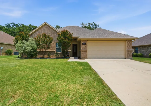 Homes for sale in Weatherford, TX | 2013 Lindentree Dr, Weatherford, TX 76086 | MLS# 21310634