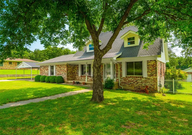 Photo 2 of Single family home for sale at 210 Yucca Dr, Weatherford, TX 76087 | MLS# 21308913 | Listing updated on 2026-08-22