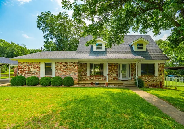 Photo 3 of Single family home for sale at 210 Yucca Dr, Weatherford, TX 76087 | MLS# 21308913 | Listing updated on 2026-08-22