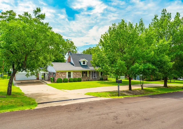 Photo 4 of Single family home for sale at 210 Yucca Dr, Weatherford, TX 76087 | MLS# 21308913 | Listing updated on 2026-08-22