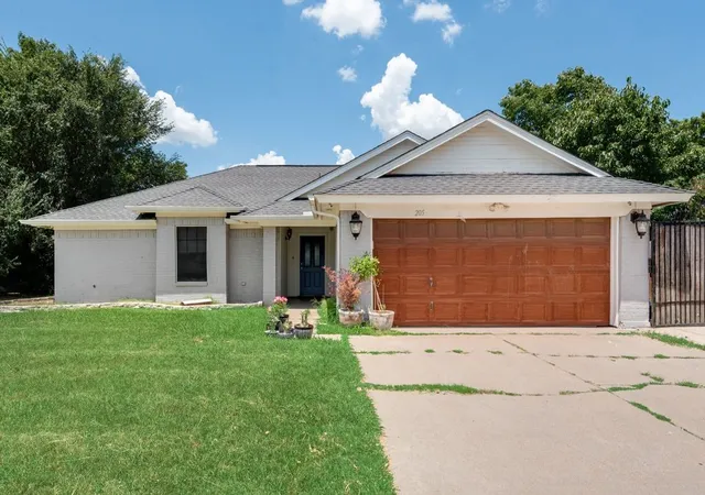 Photo 1 of Sale Pending at 205 Freedom Ln, Arlington, TX 76002 | MLS# 21310884 | Listing updated on 2026-07-17