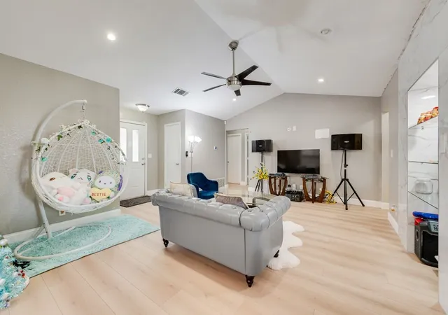 Photo 3 of Sale Pending at 205 Freedom Ln, Arlington, TX 76002 | MLS# 21310884 | Listing updated on 2026-07-17