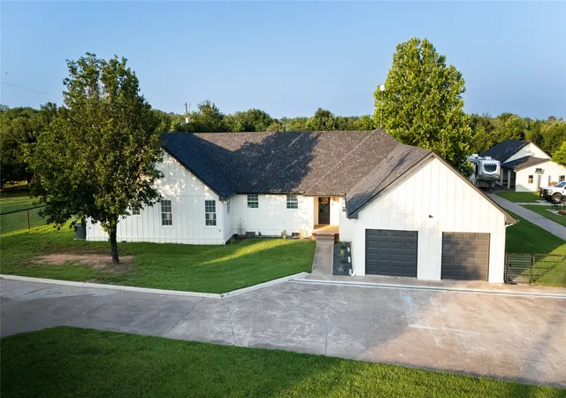 Photo 2 of Single family home for sale at 1324 Tidwell B Rd, Weatherford, TX 76087 | MLS# 21310098 | Listing updated on 2026-08-22
