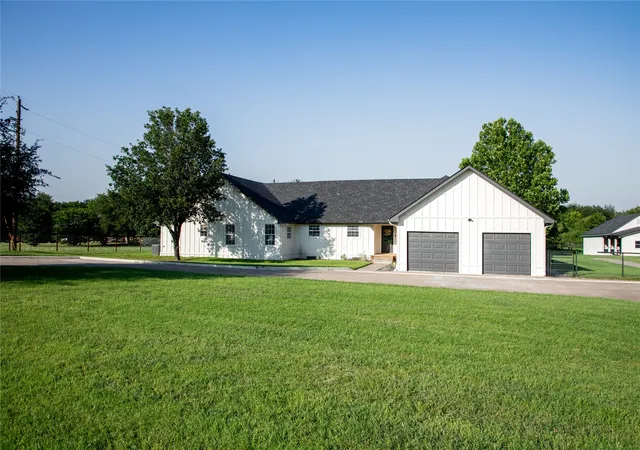 Photo 3 of Single family home for sale at 1324 Tidwell B Rd, Weatherford, TX 76087 | MLS# 21310098 | Listing updated on 2026-08-22