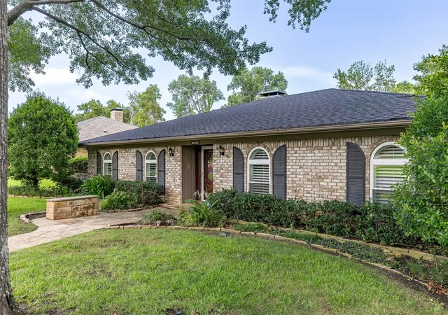 Photo 3 of Single family home for sale at 804 Holland Dr, Denison, TX 75020 | MLS# 21309404 | Listing updated on 2026-09-24