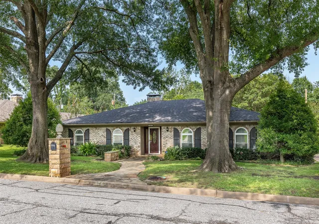 Photo 3 of Single family home for sale at 804 Holland Dr, Denison, TX 75020 | MLS# 21309404 | Listing updated on 2026-09-24