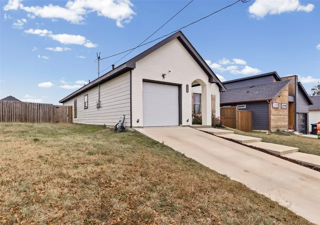 Photo 3 of Single family home for sale at 1326 Hemphill St, Greenville, TX 75401 | MLS# 21310463 | Listing updated on 2026-07-23
