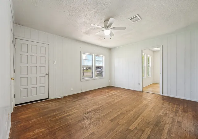 Photo 2 of Single family home for sale at 1814 Refinery Rd, Gainesville, TX 76240 | MLS# 21310981 | Listing updated on 2026-10-05