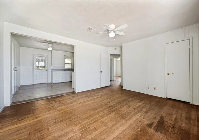 Photo 4 of Single family home for sale at 1814 Refinery Rd, Gainesville, TX 76240 | MLS# 21310981 | Listing updated on 2026-10-05