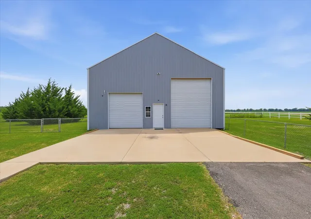 Photo 2 of Single family home for sale at 110 Highview Rd, Ennis, TX 75119 | MLS# 21301331 | Listing updated on 2026-08-30