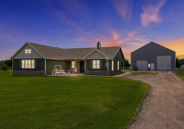 Photo 3 of Single family home for sale at 110 Highview Rd, Ennis, TX 75119 | MLS# 21301331 | Listing updated on 2026-10-05