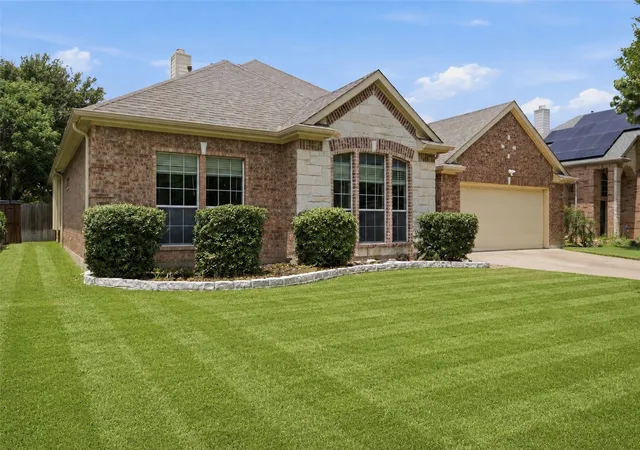 Photo 2 of Single family home for sale at 10 Saddlewood Ct, Mansfield, TX 76063 | MLS# 21311014 | Listing updated on 2026-07-07