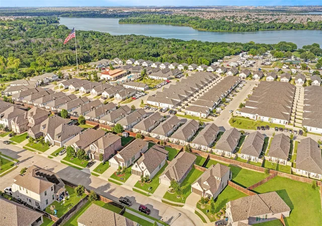 4th image of 917 Bent Brook Rd, Little Elm, TX 75068 | MLS# 21311107