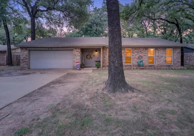 Photo 1 of Single family home for sale at 728 Lake Crest Pkwy, Azle, TX 76020 | MLS# 21309902 | Listing updated on 2026-09-28