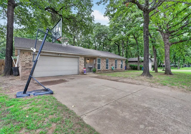 Photo 2 of Single family home for sale at 728 Lake Crest Pkwy, Azle, TX 76020 | MLS# 21309902 | Listing updated on 2026-09-28