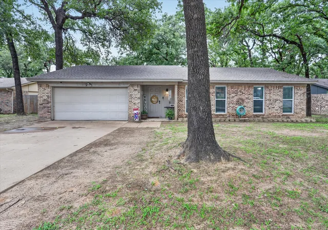Photo 3 of Single family home for sale at 728 Lake Crest Pkwy, Azle, TX 76020 | MLS# 21309902 | Listing updated on 2026-09-28