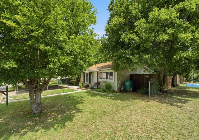 Photo 2 of Single family home for sale at 601 Park Ln, Denton, TX 76205 | MLS# 21309843 | Listing updated on 2026-07-05