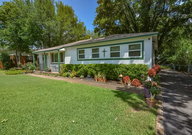 Photo 2 of Single family home for sale at 529 Lee St, Cedar Hill, TX 75104 | MLS# 21308010 | Listing updated on 2026-09-06