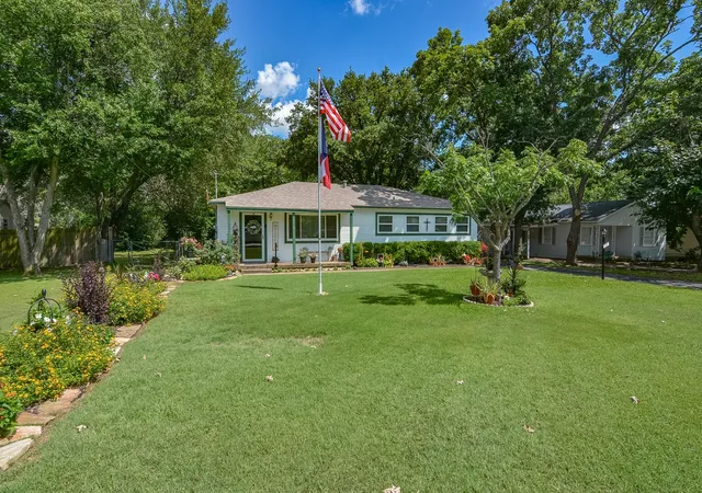 Photo 3 of Single family home for sale at 529 Lee St, Cedar Hill, TX 75104 | MLS# 21308010 | Listing updated on 2026-09-06