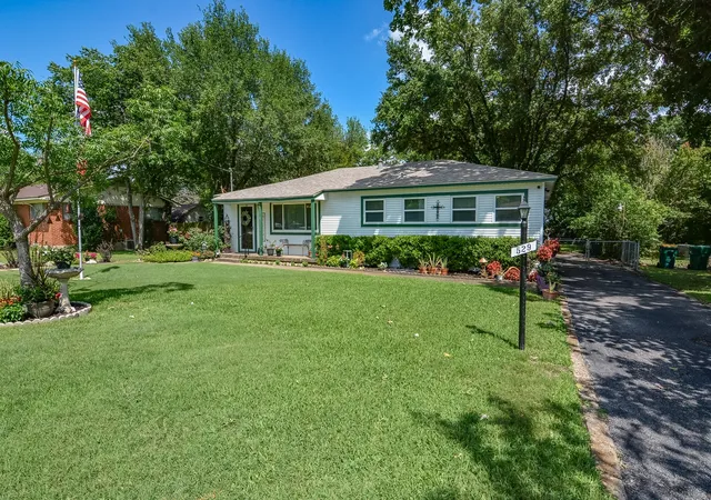 Photo 3 of Single family home for sale at 529 Lee St, Cedar Hill, TX 75104 | MLS# 21308010 | Listing updated on 2026-09-06