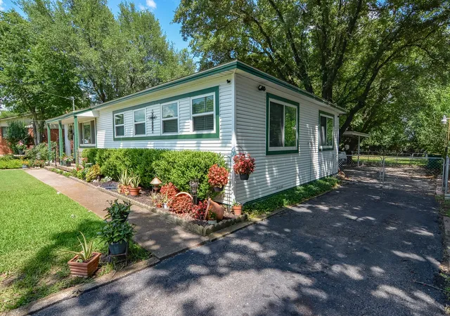 Photo 4 of Single family home for sale at 529 Lee St, Cedar Hill, TX 75104 | MLS# 21308010 | Listing updated on 2026-09-06