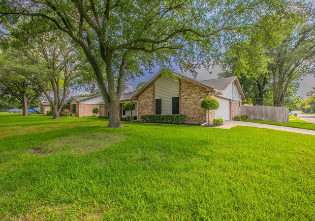 2nd image of 241 Travis Ln, Hewitt, TX 76643 | MLS# 21310485