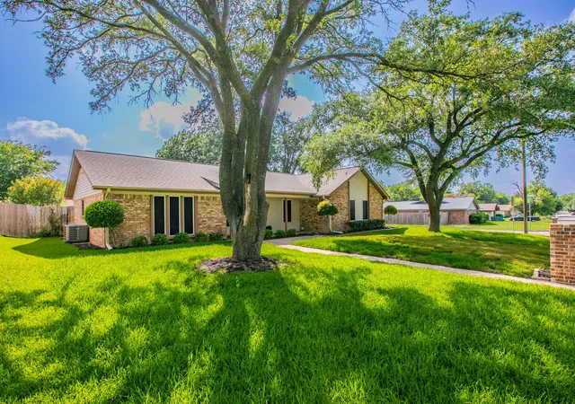Photo 3 of Sale Pending at 241 Travis Ln, Hewitt, TX 76643 | MLS# 21310485 | Listing updated on 2026-06-26