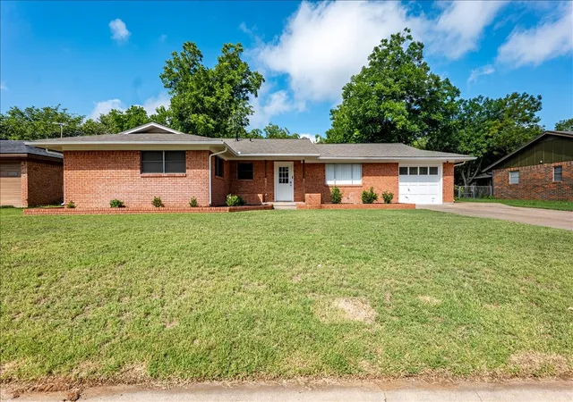 Photo 1 of Single family home for sale at 1762 N Mccart St, Stephenville, TX 76401 | MLS# 21305333 | Listing updated on 2026-08-22