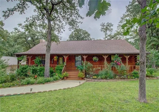 Homes for sale in Lake Kiowa, TX | 105 Santee Dr, Lake Kiowa, TX 76240 | MLS# 21311216