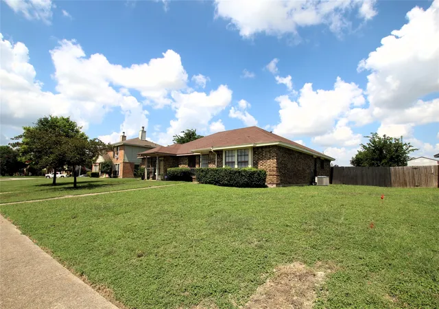2nd image of 2910 Tanglewood Dr, Lancaster, TX 75134 | MLS# 21311296