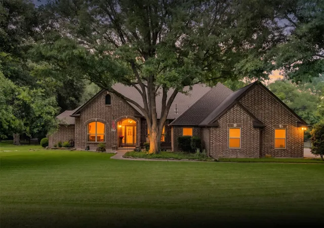 Photo 1 of Single family home for sale at 515 Seneca Dr, Waxahachie, TX 75165 | MLS# 21310667 | Listing updated on 2026-08-30