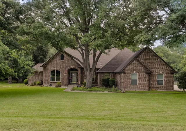 Photo 2 of Single family home for sale at 515 Seneca Dr, Waxahachie, TX 75165 | MLS# 21310667 | Listing updated on 2026-08-30