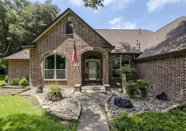 Photo 3 of Single family home for sale at 515 Seneca Dr, Waxahachie, TX 75165 | MLS# 21310667 | Listing updated on 2026-08-30