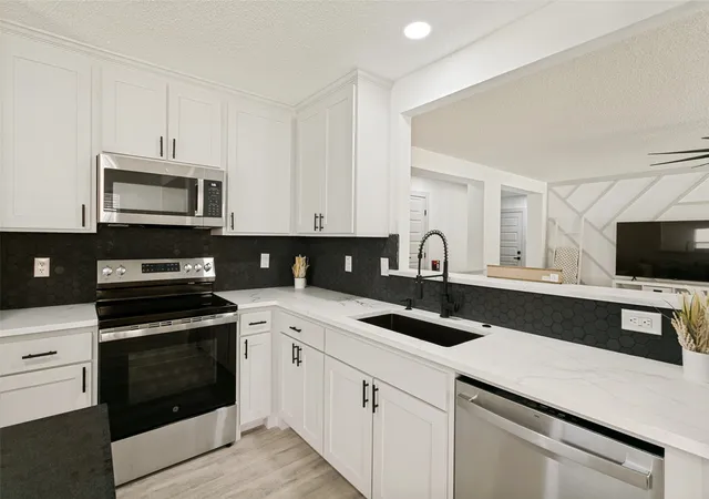 Photo 3 of Sale Pending at 5960 Mckaskle Dr, Fort Worth, TX 76119 | MLS# 21311312 | Listing updated on 2026-07-13