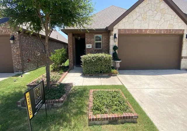 Photo 2 of Single family home for sale at 128 Morgan Dr, Red Oak, TX 75154 | MLS# 21304360 | Listing updated on 2026-08-22