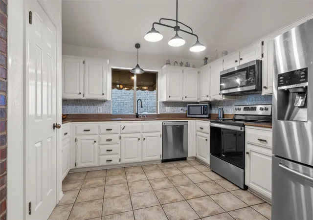 Photo 3 of Single family home for sale at 2723 Canyon Oaks Ct, Temple, TX 76502 | MLS# 21311224 | Listing updated on 2026-09-15