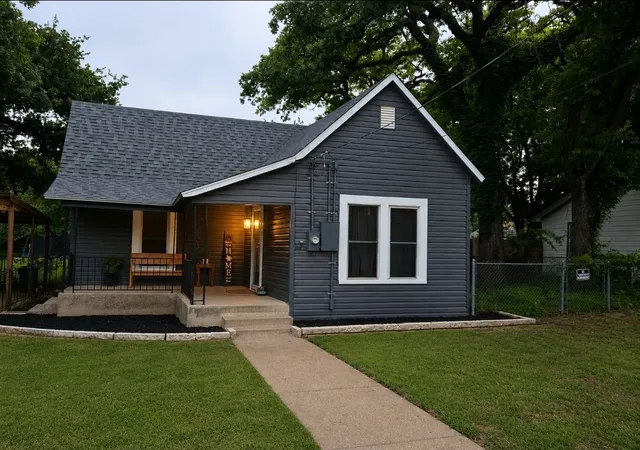 2nd image of 1011 Franklin St, Weatherford, TX 76086 | MLS# 21311263