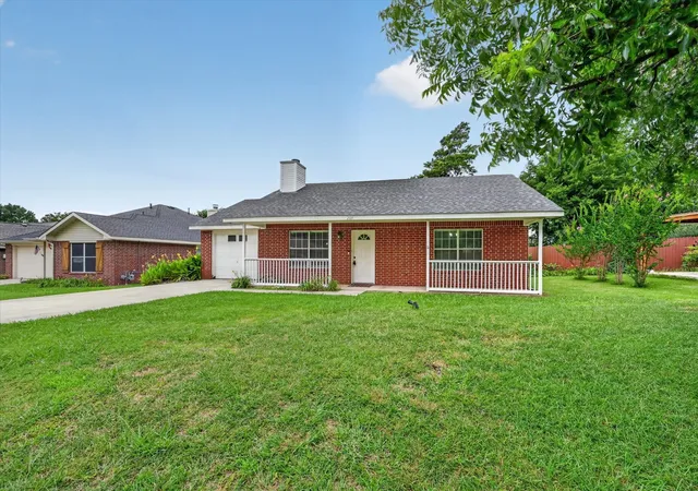 Photo 2 of Sale Pending at 209 Pafford St, Justin, TX 76247 | MLS# 21311385 | Listing updated on 2026-08-18