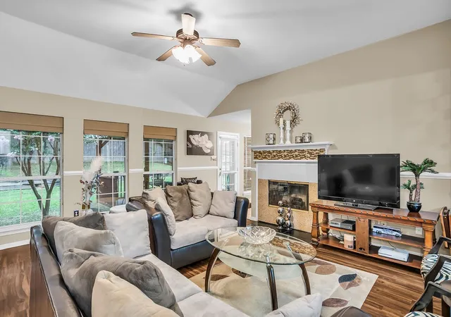 3rd image of 412 Glenbrook Dr, Kennedale, TX 76060 | MLS# 21309858