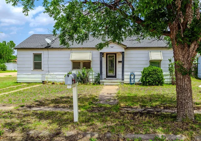 Homes for sale in Hamlin, TX | 325 Nw Avenue I, Hamlin, TX 79520 | MLS# 21311359